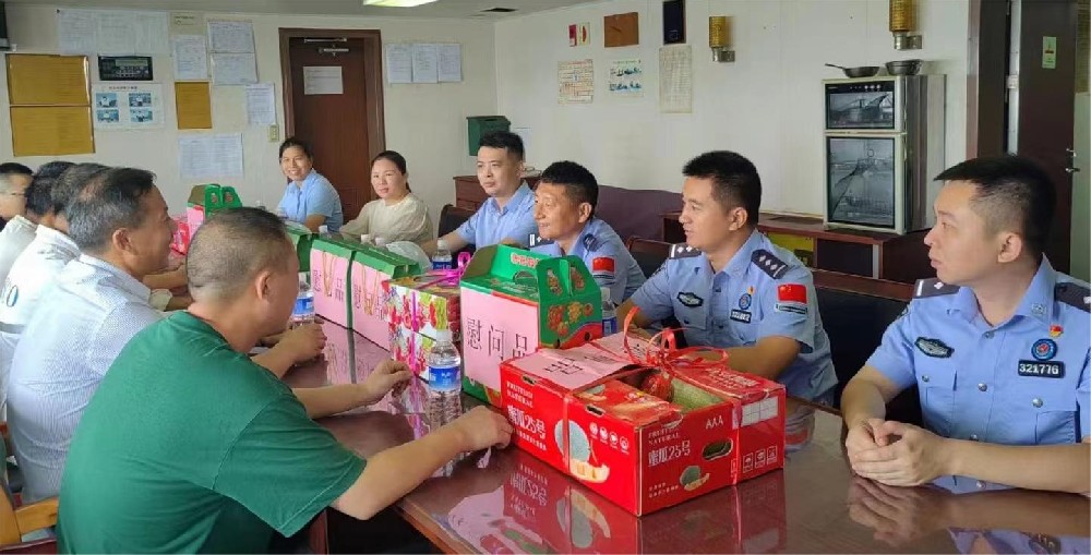 端午情深送溫暖 船岸同心筑和諧 廣西防城邊檢與互錦物流聯(lián)合慰問“江遠(yuǎn)泰州”輪