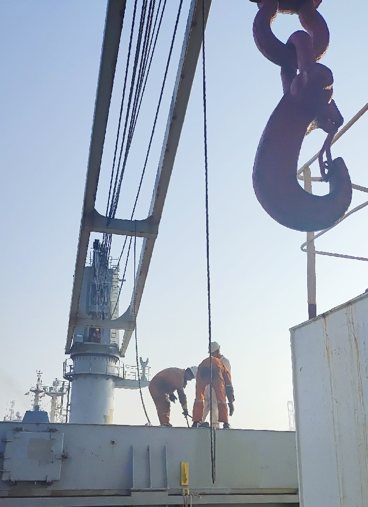 “江遠太倉”輪黨員帶頭順利完成克令吊搶修