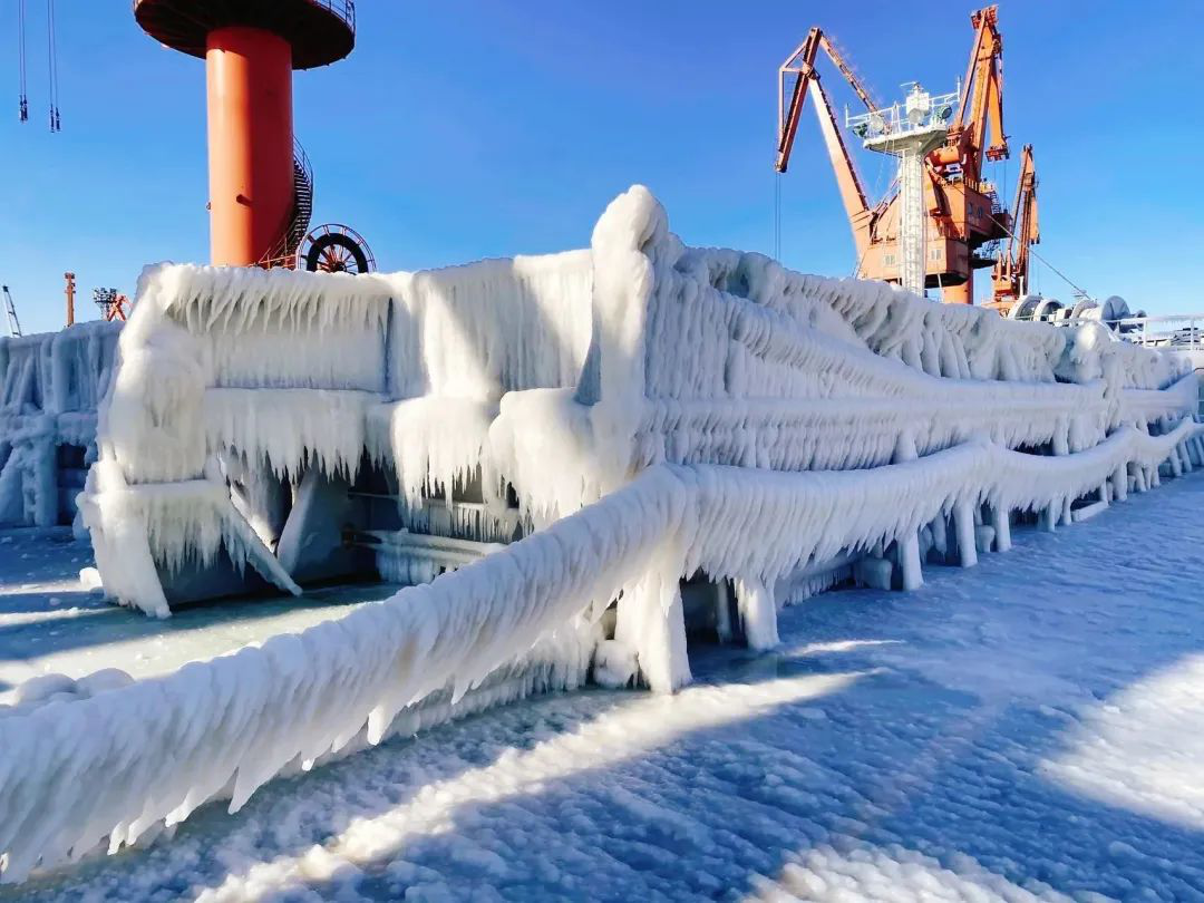 一線(xiàn)閃光紀(jì)實(shí) | 渤海上奏起錘子斧頭榔頭“冰雪交響”——“北部灣崇左” 輪破冰天津