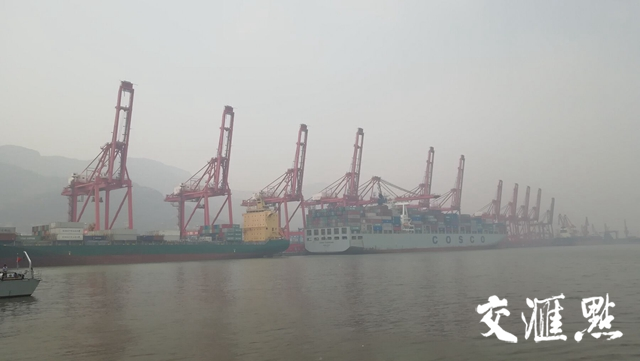 大型貨船停泊在連云港港碼頭。梅劍飛攝