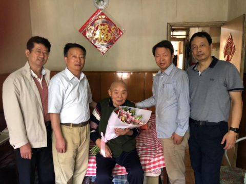 江蘇遠洋領導班子慰問離休老干部和全國勞動模范