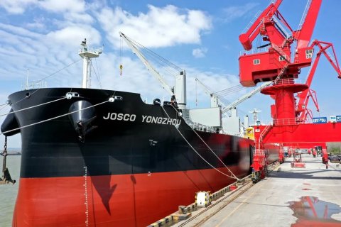 王樹華檢查江蘇遠洋“永州”輪防疫工作并進行慰問