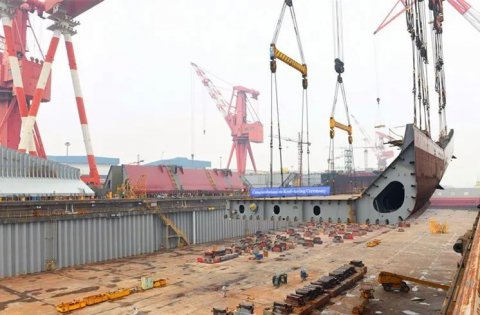 江蘇遠(yuǎn)洋6.1萬噸超靈便型散貨船NE307舉行鋪龍骨儀式