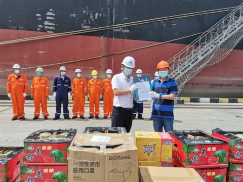 省港口集團(tuán)工會(huì)主席章俊一行慰問江蘇遠(yuǎn)洋一線船員