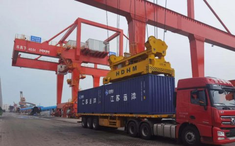 熱火朝天推發(fā)展 港航融合提質效 首批“江蘇遠洋”標箱交付使用