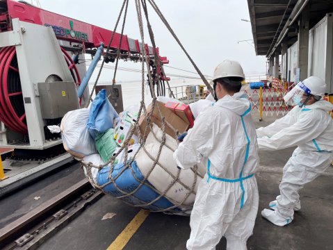 緊隨黨旗同攜手，共與“遠洋”濟遠舟——省外供“白衣戰(zhàn)士”為錦州輪遠行勇士送溫暖