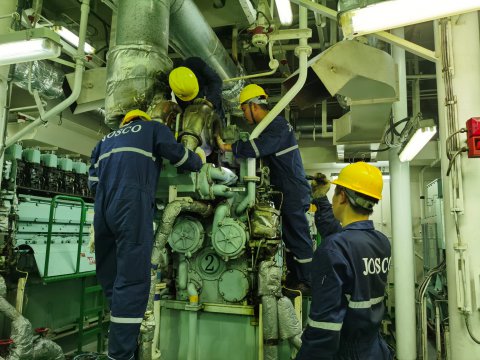 “兩在兩同”建新功，遠(yuǎn)洋一線黨旗紅 | 一場(chǎng)與八級(jí)海上風(fēng)暴的“終極賽跑”